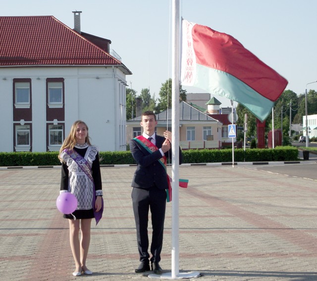 Государственный флаг поднимают Янина Селезнёва и Василий Кудрявцев