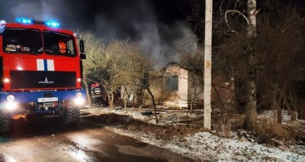 Спасатели вытащили мужчину из горящего дома в Лиозно