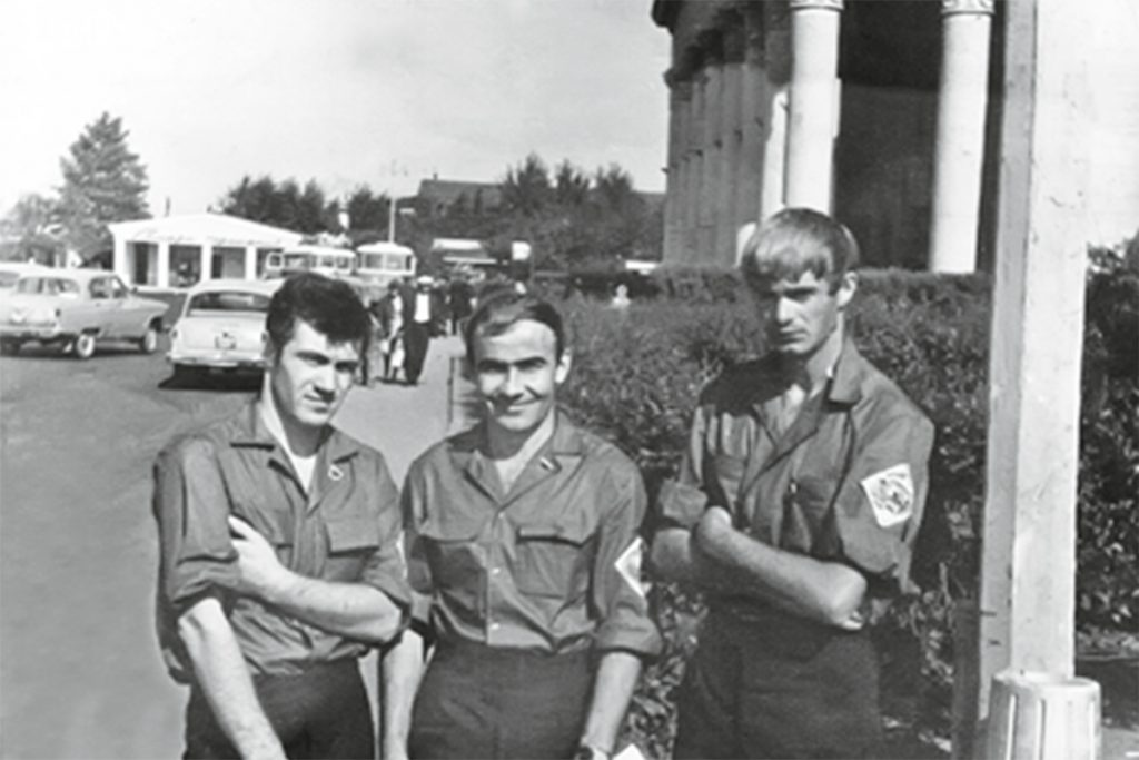 Михаил Прусов (в центре) в стройотряде, г. Свердловск, 1968 год