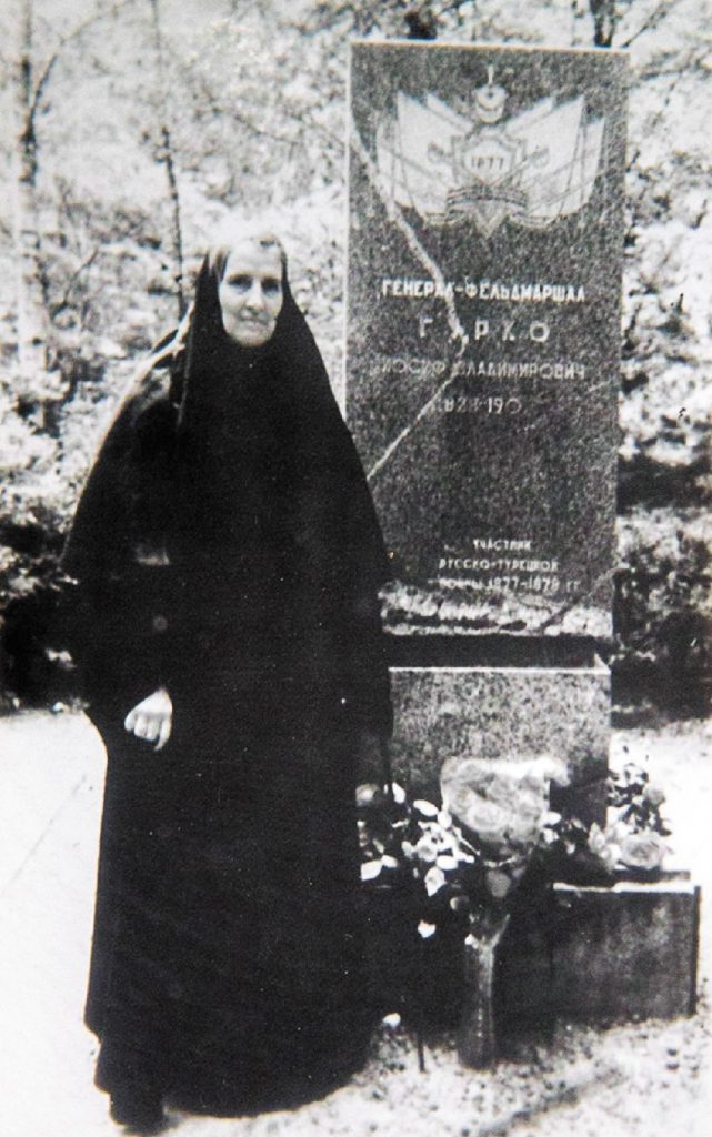 Инокиня Мария, внучка И. В. Гурко у его могилы в Сахарово